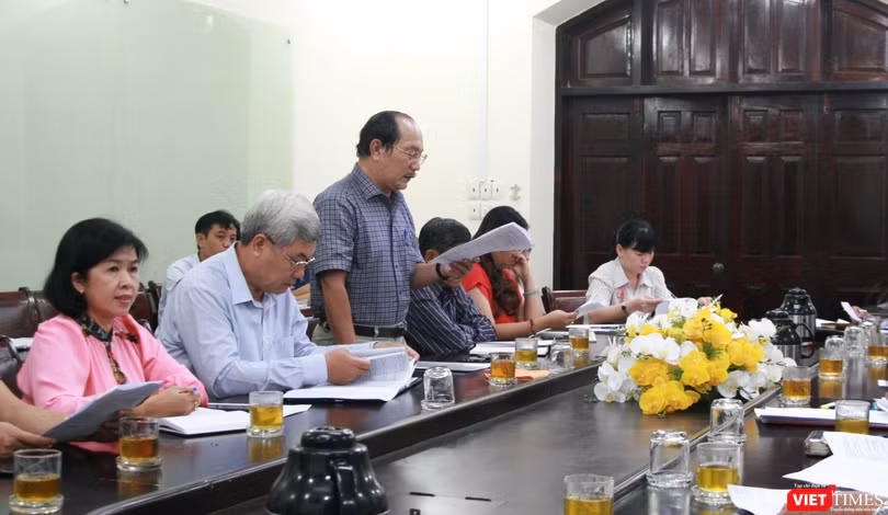 Ông Tạ Tân (áo kẻ caro) Trưởng Phòng GD&ĐT quận Tân Phú báo cáo tại hội nghị