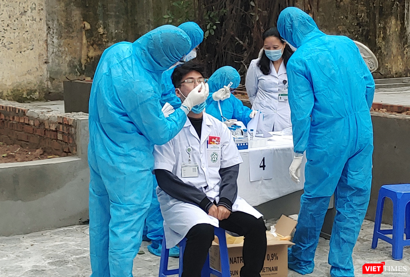 Nhân viên y tế lẫy mẫu xét nghiệm COVID-19 (Ảnh -SYTHN) 