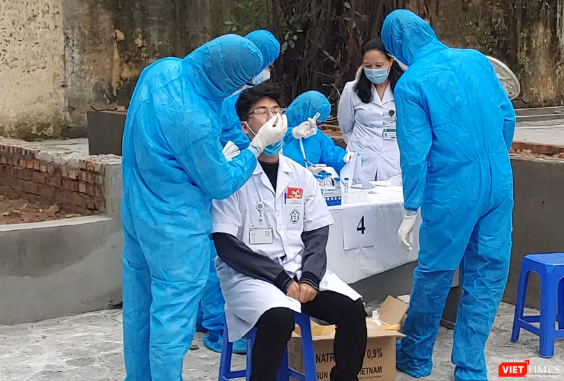 Nhân viên y tế lấy mẫu xét nghiệm COVID-19 (Ảnh - PV) 