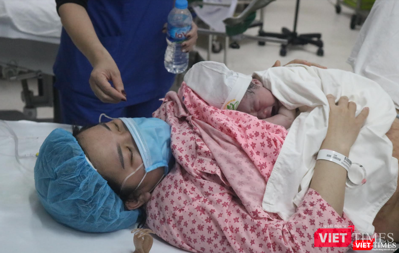 Ngay khi được gặp mẹ, bé đã khóc to và được các bác sĩ cho nằm da kề da với mẹ