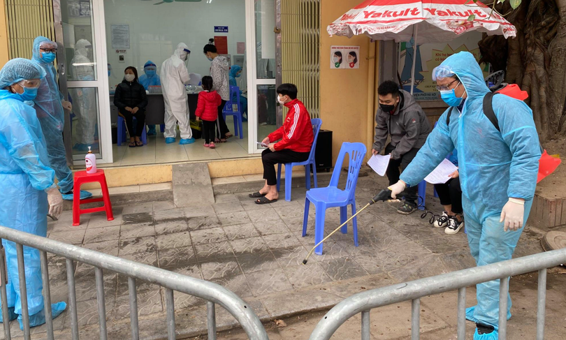 Phun khử khuẩn khu vực lấy mẫu xét nghiệm COVID-19 (Ảnh - Trung tâm Y tế quận Hai Bà Trưng) Phun khử khuẩn khu vực lấy mẫu xét nghiệm COVID-19 (Ảnh - Trung tâm Y tế quận Hai Bà Trưng)