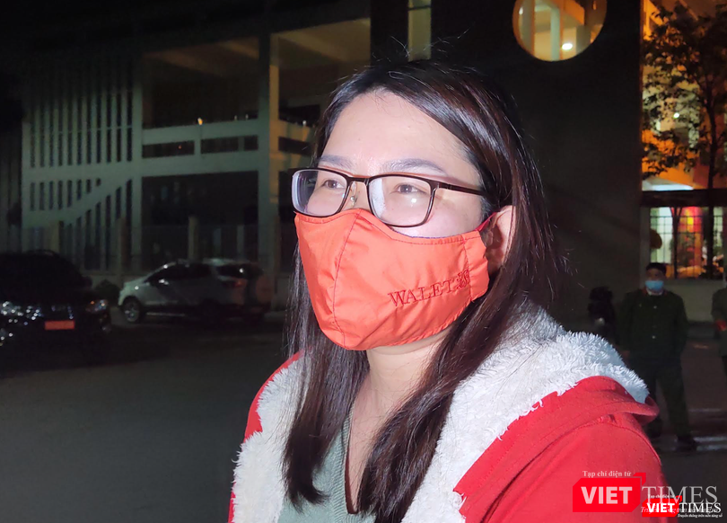 Chị Nguyễn Thị Xuân Quỳnh - phụ huynh của bé Lê Mộc Miên, học sinh lớp 3E Trường Tiểu học Xuân Phương – (Ảnh - Minh Thuý)