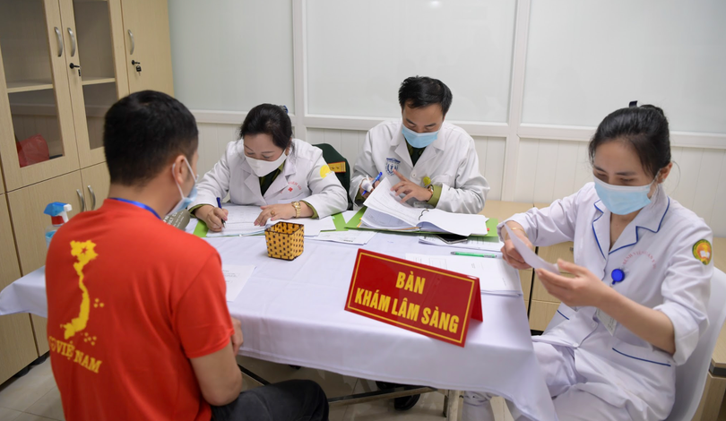 Người dân được khám lâm sàng trước khi tiêm vaccine phòng COVID-19 (Ảnh - Hoàng Anh) Người dân được khám lâm sàng trước khi tiêm vaccine phòng COVID-19 (Ảnh - Hoàng Anh)