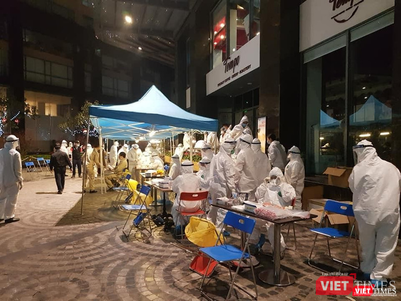 Toàn bộ cư dân ở chung cư được xét nghiệm ngay trong đêm (Ảnh - Phan Văn Hiệu) Toàn bộ cư dân ở chung cư được xét nghiệm ngay trong đêm (Ảnh - Phan Văn Hiệu)