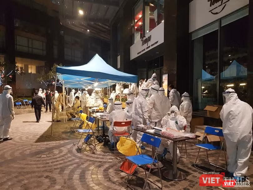 Toàn bộ cư dân ở chung cư được xét nghiệm ngay trong đêm (Ảnh - Phan Văn Hiệu) Toàn bộ cư dân ở chung cư được xét nghiệm ngay trong đêm (Ảnh - Phan Văn Hiệu)