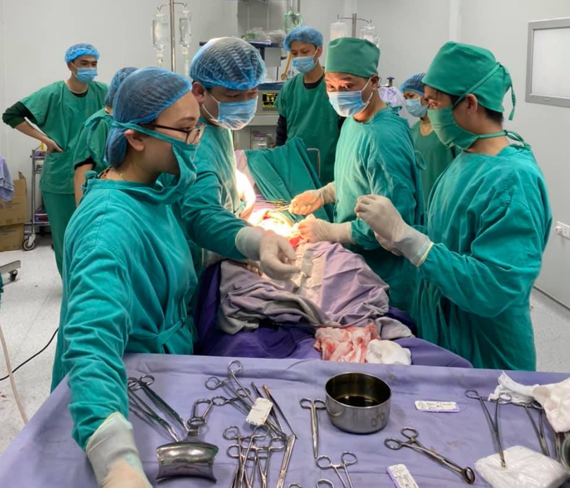 Các bác sĩ phẫu thuật cho sản phụ nguy kịch ở Trung tâm Y tế huyện Cô Tô (Ảnh - BVCC) 