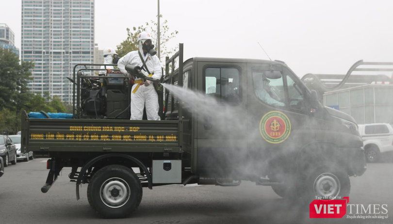 Phun khử khuẩn phòng dịch COVID-19 (Ảnh - Minh Thuý) Phun khử khuẩn phòng dịch COVID-19 (Ảnh - Minh Thuý)