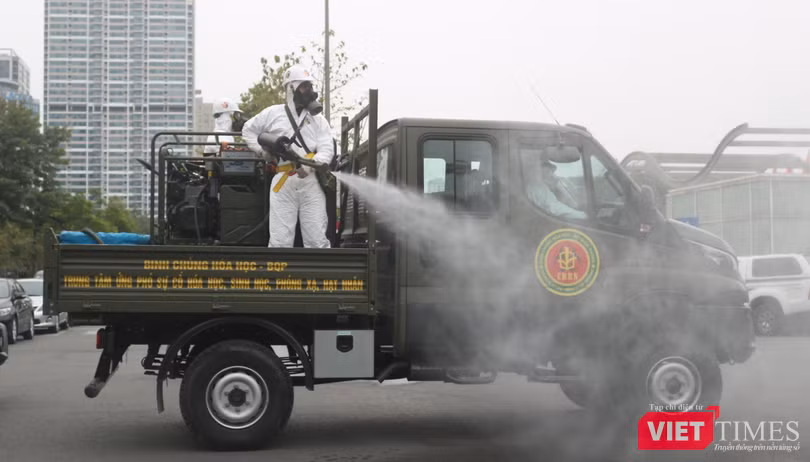 Phun khử khuẩn phòng dịch COVID-19 (Ảnh - Minh Thuý)