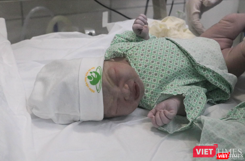 Bé gái đầu tiên cất tiếng khóc chào đời