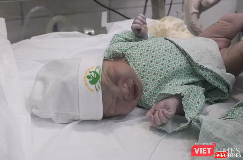 Bé gái đầu tiên cất tiếng khóc chào đời