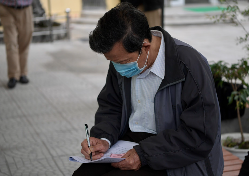 Một tình nguyện viên ghi ghép thông tin