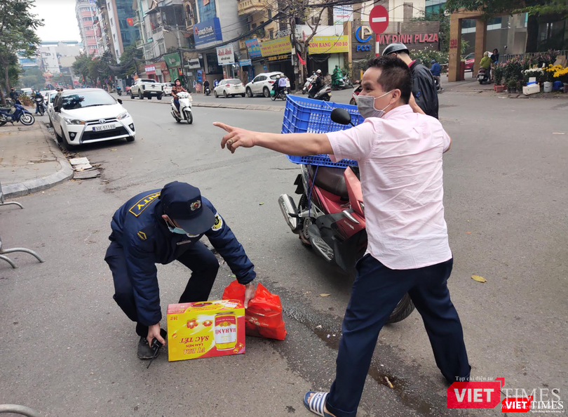Người dân ship đồ ở bên ngoài vào khu chung cư (Ảnh - Minh Thuý)