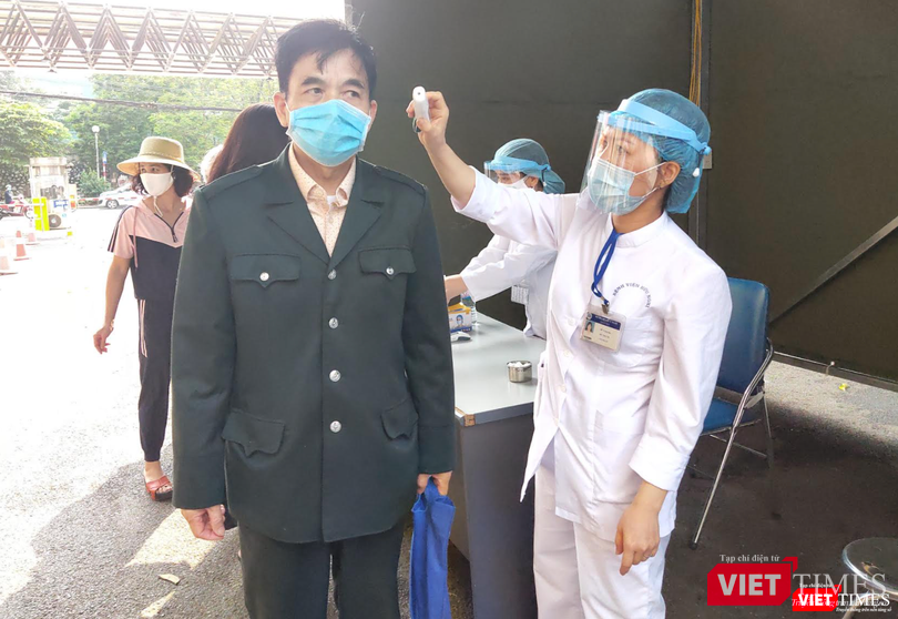 Kiểm tra nhiệt độ trước khi vào bệnh viện (Ảnh - Minh Thuý) Kiểm tra nhiệt độ trước khi vào bệnh viện (Ảnh - Minh Thuý)