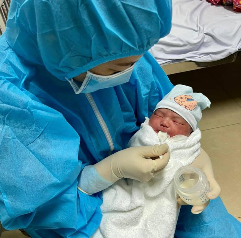 Các bé được cho lo từng bữa ăn, giấc ngủ trong khu cách ly (Ảnh - BVCC)