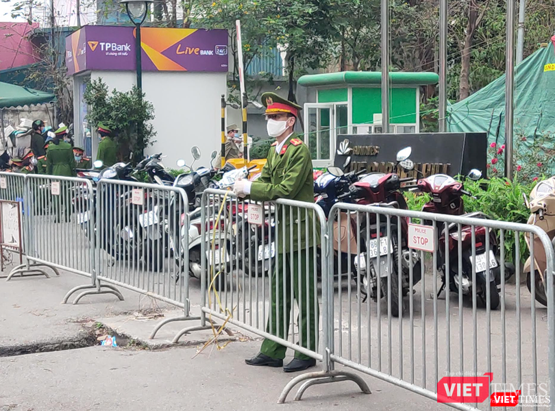 Một cán bộ thực hiện công tác bảo vệ ở phía ngoài chung cư (Ảnh - Minh Thuý)