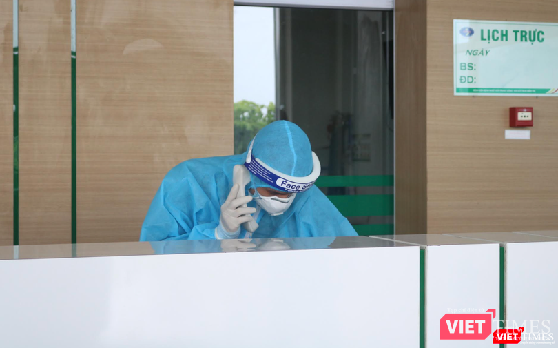 Nhân viên y tế trực cấp cứu ở bệnh viện (Ảnh - Minh Thuý)