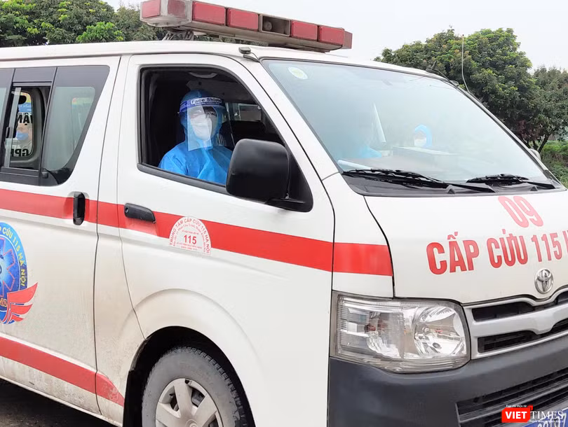 Xe cấp cứu chở bệnh nhân COVID-19 (Ảnh - Minh Thúy)