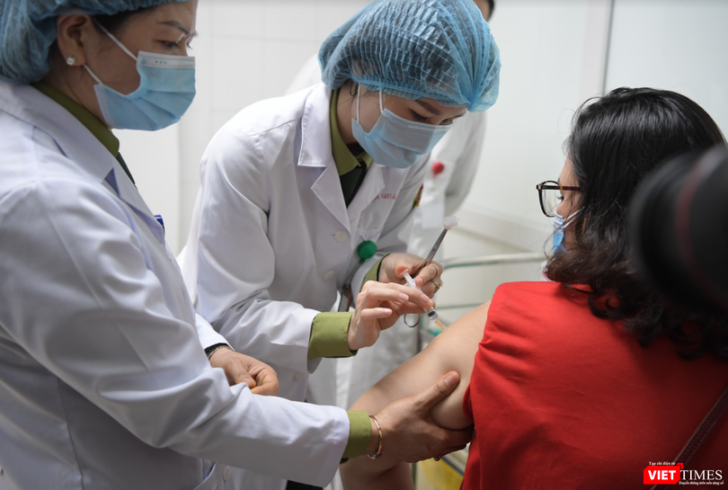 Tình nguyện viên được tiêm thử nghiệm vaccine phòng COVID-19 Nanocovax (Ảnh - Minh Thuý)