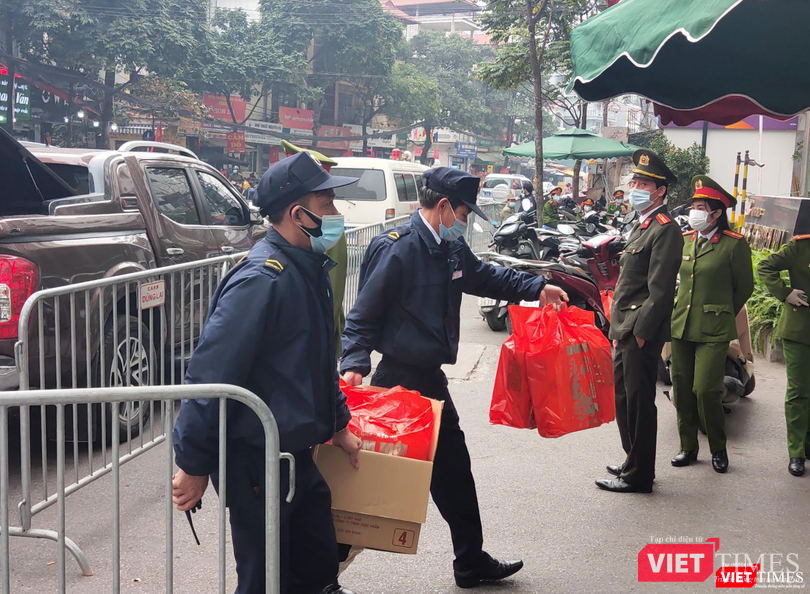 Lực lượng bảo vệ ở phía ngoài vận chuyển quà Tết vào khu chung cư (Ảnh - Minh Thuý)