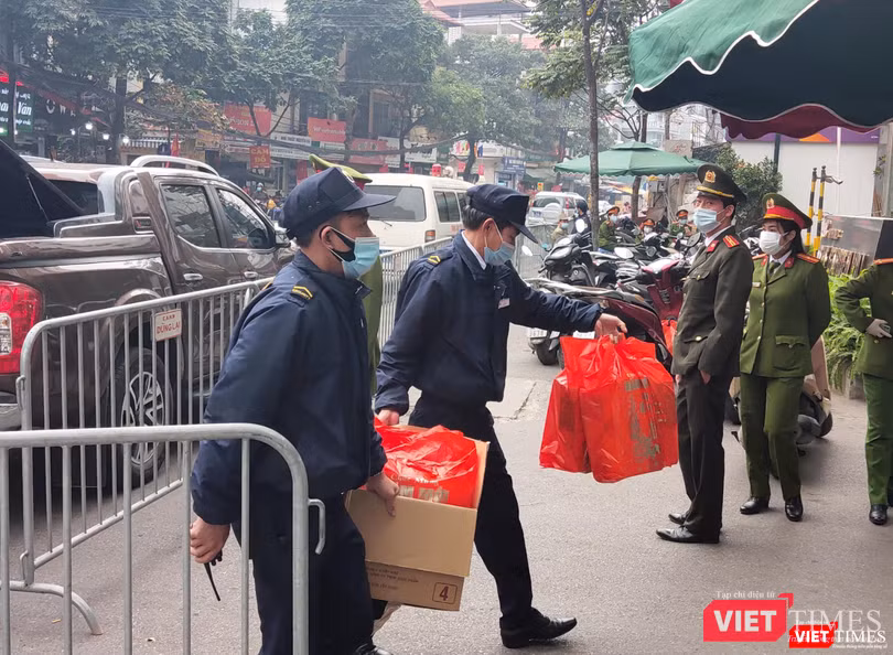 Lực lượng bảo vệ ở phía ngoài vận chuyển quà Tết vào khu chung cư (Ảnh - Minh Thuý) Lực lượng bảo vệ ở phía ngoài vận chuyển quà Tết vào khu chung cư (Ảnh - Minh Thuý)