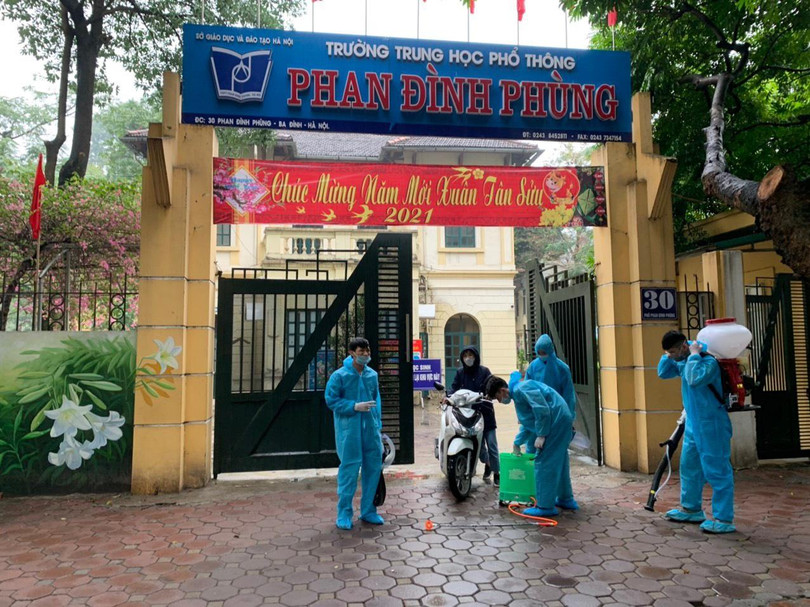 Trường THPT Phan Đình Phùng gấp rút vệ sinh, phun khử khuẩn phòng dịch Trường THPT Phan Đình Phùng gấp rút vệ sinh, phun khử khuẩn phòng dịch