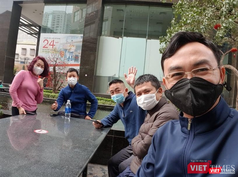 Anh Hiệu chụp ảnh cùng người dân bên trong khu cách ly ở chung cư (Ảnh - NVCC) Anh Hiệu chụp ảnh cùng người dân bên trong khu cách ly ở chung cư (Ảnh - NVCC)
