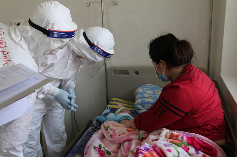 Bác sĩ thăm hỏi tình hình sức khoẻ bệnh nhi (Ảnh - Kim Dung - Trung Sơn) Bác sĩ thăm hỏi tình hình sức khoẻ bệnh nhi (Ảnh - Kim Dung - Trung Sơn)