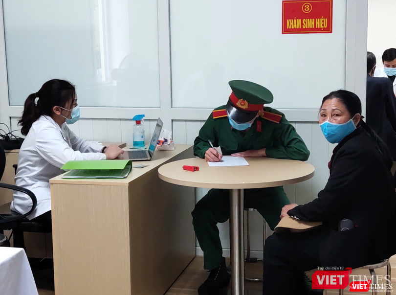 Một tình nguyện viên đăng ký khám sàng lọc để tiêm thử nghiệm vaccine phòng COVID-19 (Ảnh - Minh Thuý) Một tình nguyện viên đăng ký khám sàng lọc để tiêm thử nghiệm vaccine phòng COVID-19 (Ảnh - Minh Thuý)