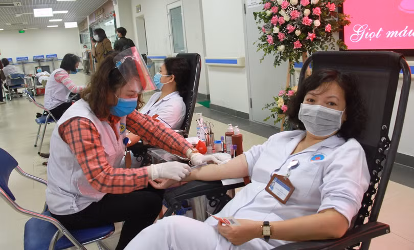 Bác sĩ ở Bệnh viện Hữu Nghị hiến máu tình nguyện (Ảnh - BVCC) 