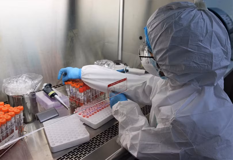 Nhân viên y tế phân loại mẫu xét nghiệm COVID-19 (Ảnh - BY) Nhân viên y tế phân loại mẫu xét nghiệm COVID-19 (Ảnh - BY)