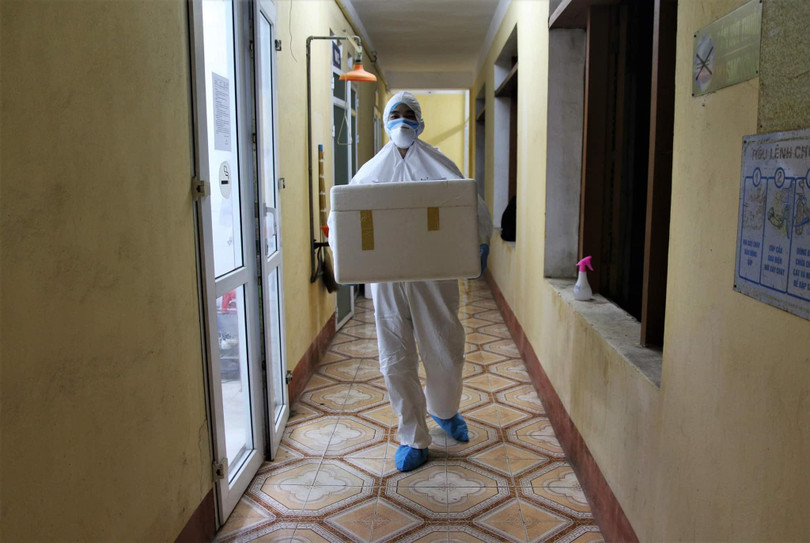 Nhân viên xét nghiệm bê thùng đựng mẫu bệnh phẩm vào phòng tách mẫu (Ảnh Kim Dung – Trung Sơn) Nhân viên xét nghiệm bê thùng đựng mẫu bệnh phẩm vào phòng tách mẫu (Ảnh Kim Dung – Trung Sơn)