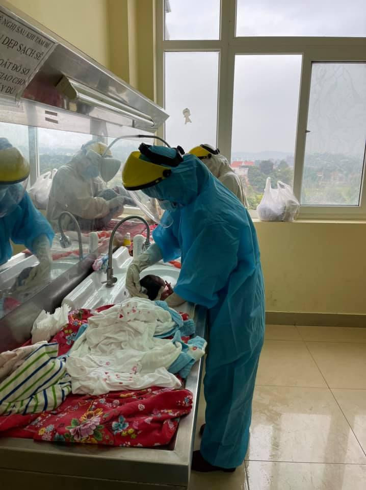 Bác sĩ chăm sóc cho em bé sau sinh (Ảnh - BVCC)