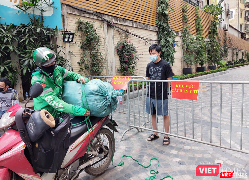 Người dân đứng sau rào chắn chờ nhận đồ (Ảnh - Minh Thuý) Người dân đứng sau rào chắn chờ nhận đồ (Ảnh - Minh Thuý)