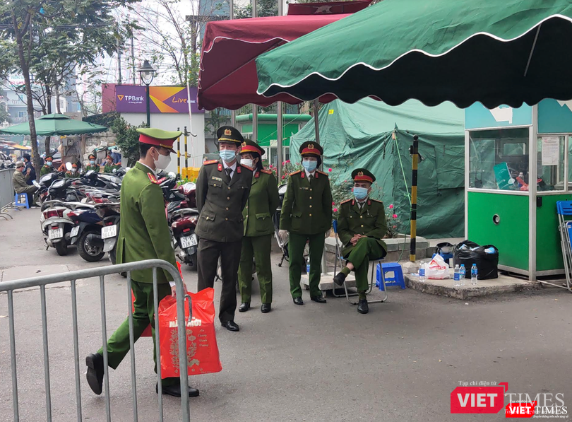 Lực lượng công an bảo vệ trước khu vực chung cư bị phong toả vì COVID-19 (Ảnh - Minh Thuý)