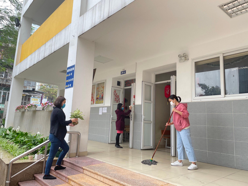 Quét dọn sạch sẽ khu vực ngoài lớp học Quét dọn sạch sẽ khu vực ngoài lớp học