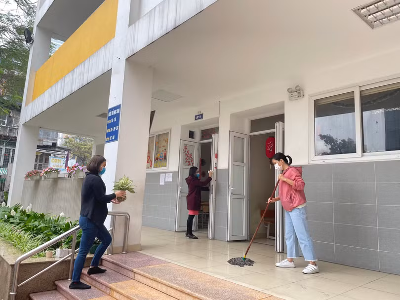 Quét dọn sạch sẽ khu vực ngoài lớp học