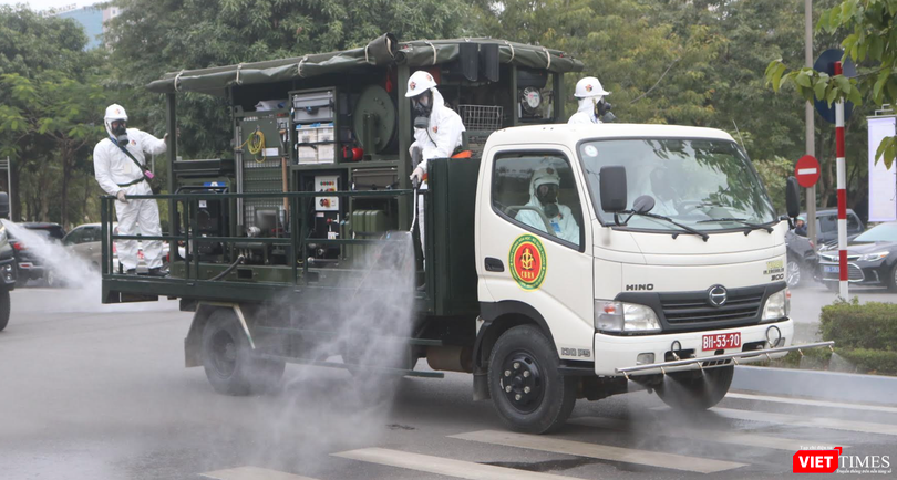 Nhân viên y tế phun khử khuẩn phòng COVID-19 (Ảnh - Minh Thuý) 