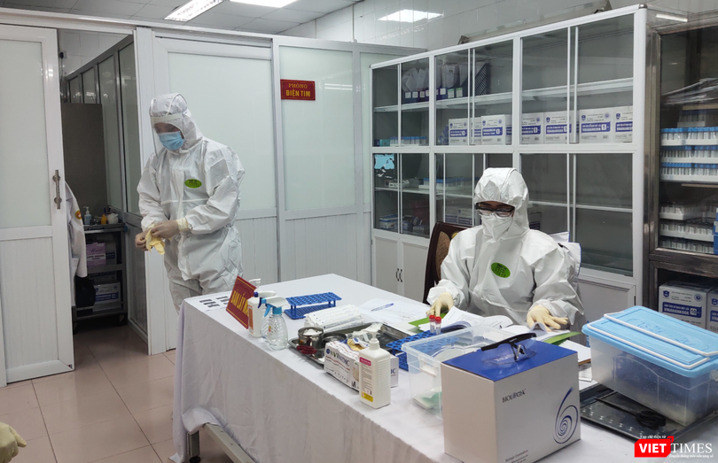 Nhân viên y tế trong phòng xét nghiệm (Ảnh - Minh Thuý) 