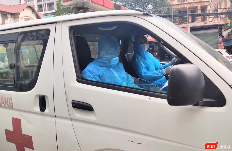 Nhân viên y tế đưa bệnh nhân đi cấp cứu (Ảnh - Minh Thuý) 