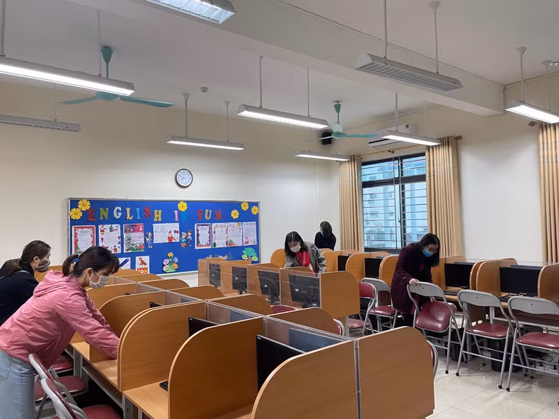 Giáo viên vệ sinh phòng học