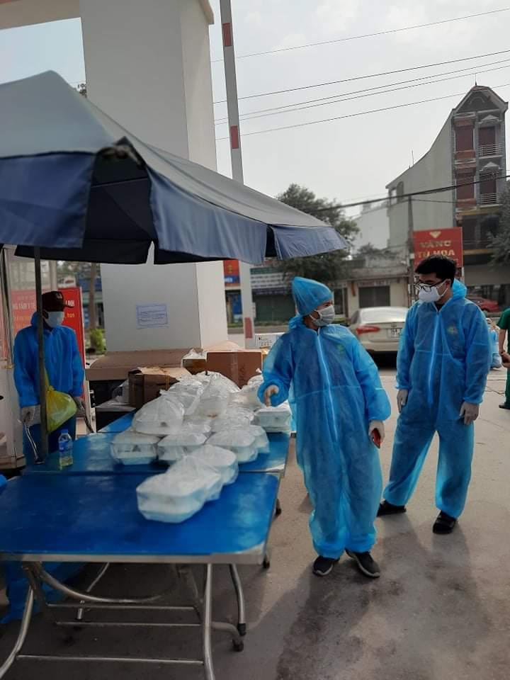 Nhân viên y tế nhận suất ăn hỗ trợ từ các nhà hảo tâm ở Bệnh viện dã chiến số 1 Hải Dương (Ảnh - BS. Nguyễn Trung Cấp) Nhân viên y tế nhận suất ăn hỗ trợ từ các nhà hảo tâm ở Bệnh viện dã chiến số 1 Hải Dương (Ảnh - BS. Nguyễn Trung Cấp)