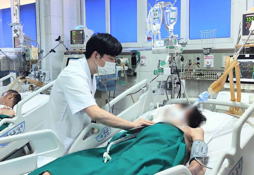 ThS. BS. Đồng Phú Khiêm chăm sóc cho bệnh nhân đang điều trị ở bệnh viện (Ảnh - Minh Thuý) 