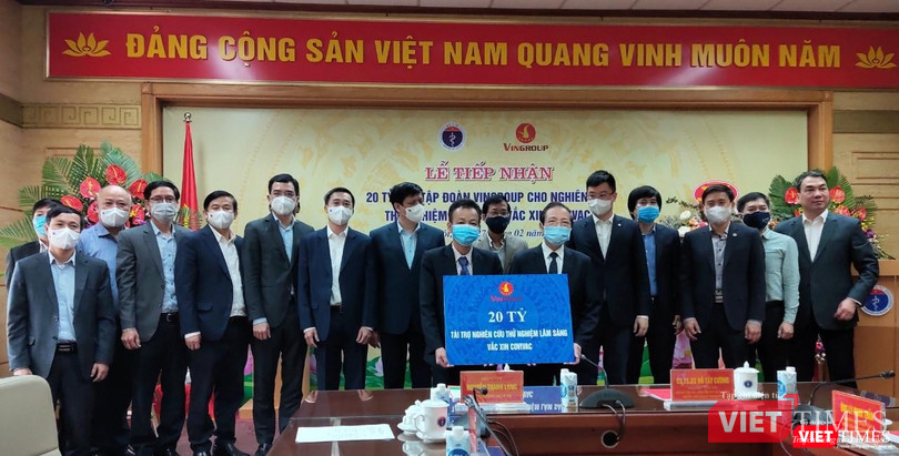 Lễ tiếp nhận 20 tỉ đồng để nghiên cứu thử nghiệm lâm sàng vaccine phòng COVID-19 “Made in Vietnam” COVIVAC do Tập đoàn Vingroup tài trợ cho Viện Vaccine và Sinh phẩm Y tế (IVAC) (Ảnh - Minh Thuý)