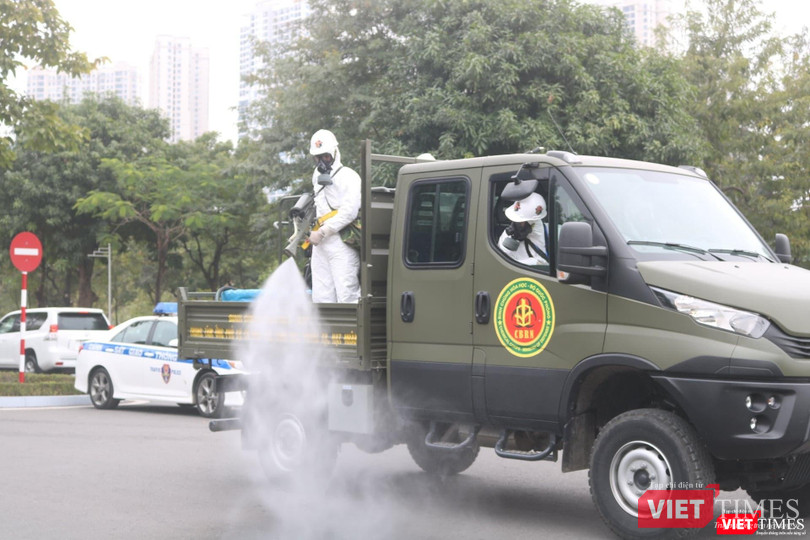 Nhân viên y tế phun khử khuẩn (Ảnh - Minh Thuý)