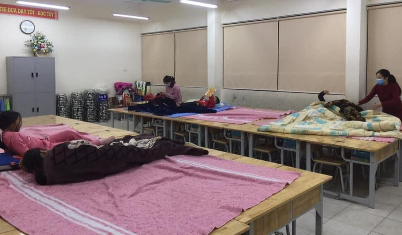 Các em học sinh đang cách ly ở Trường Tiểu học Xuân Phương (Ảnh - GVCC)