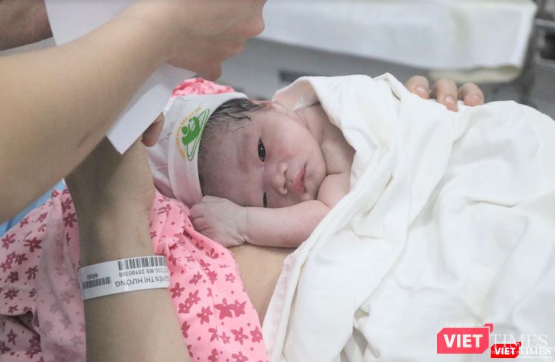 Bé gái nặng 2,9kg với làn da hồng hào, xinh xắn