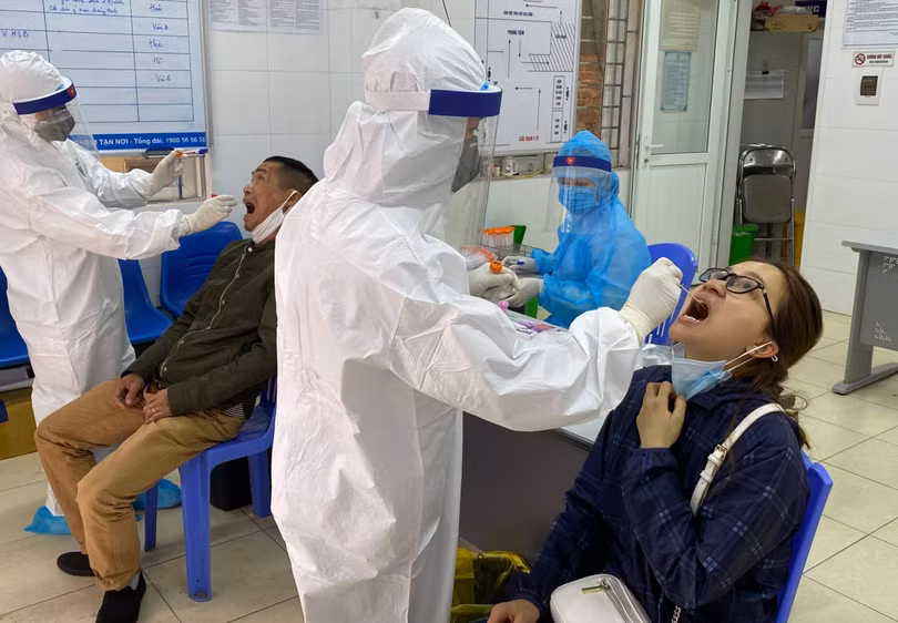 Nhân viên y tế lấy mẫu xét nghiệm COVID-19 cho người dân (Ảnh - SYT) 