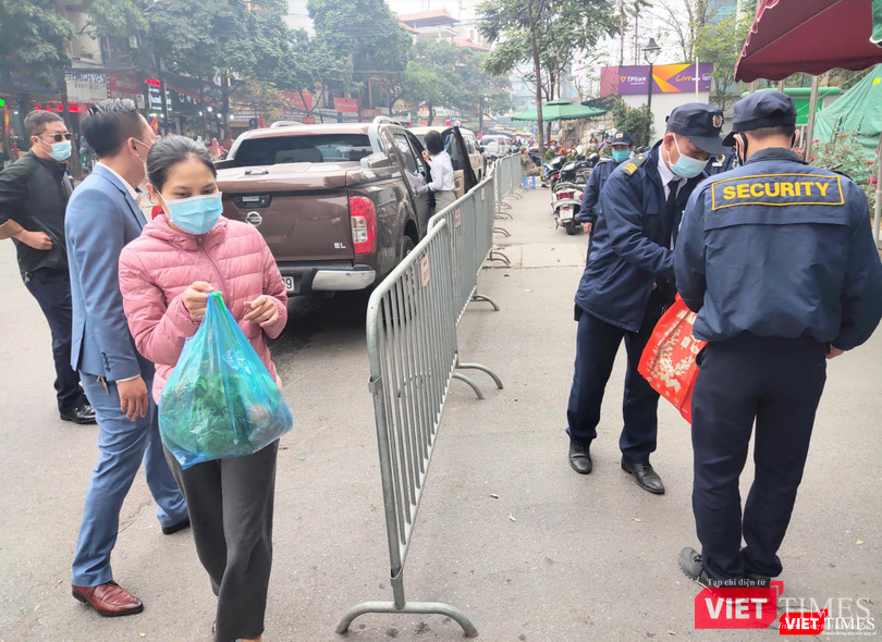 Chị N. mang đồ cho người thân ở phía trong chung cư (Ảnh - Minh Thuý)