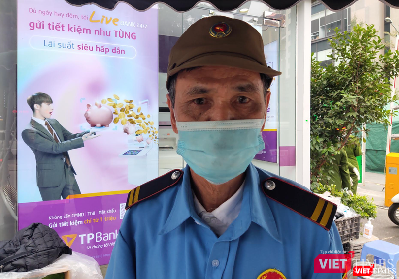 Ông C.X.H., 68 tuổi, làm bảo vệ ở cây ATM cạnh chung cư Garden Hill (Ảnh - Minh Thuý)