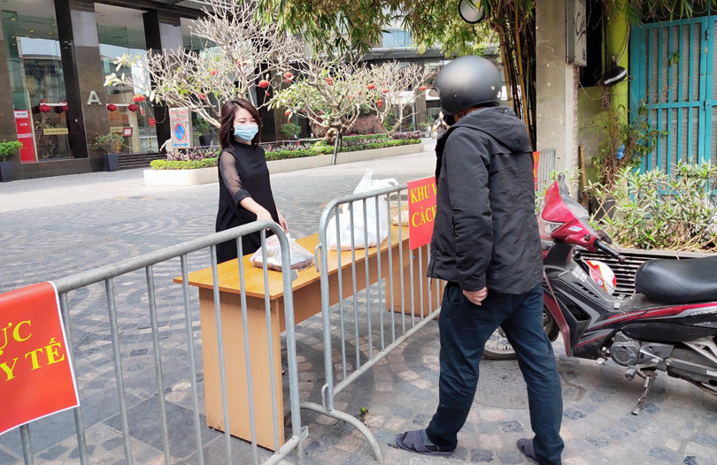 Người dân lấy đồ từ bên trong khu cách ly ở chung cư Sky City Tower (Ảnh - Minh Thuý) 